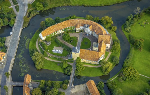 Aerial view, Burgsteinfurt Castle, also known as Steinfurt Castle, in the Burgsteinfurt district of Steinfurt, Münsterland, North Rhine-Westphalia, Germany, castle, castle complex, DE, Europe, moat, island, aerial photograph, aerial photography, aerial photography, castle, castle complex, Steinfurt, Steinfurter Aa, overview, bird's eye view, moat, moated castle, moated castle, bird's eye view, overview