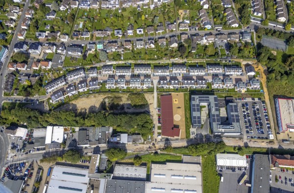 Aerial view, terraced house, housing estate Gustav-Heinemann-Straße and administrative office Jobcenter EN with solar roof as well as new building of the kindergarten at Martha-Kronenberg-Weg in the district Loh in Schwelm, Ruhr area, North Rhine-Westphalia, Germany, DE, Europe, property tax, real estate, kindergarten, day nursery, day care centre, day nursery, aerial view, aerial photography, aerial photography, Schwelm, overview, bird's-eye view, residential area, residential buildings, residential quality, residential quarter, housing estate, birds-eyes view, overview