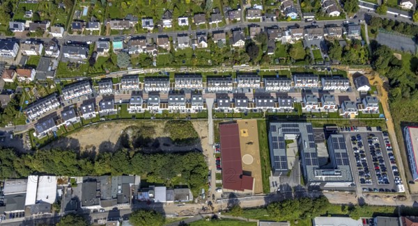 Aerial view, terraced house, housing estate Gustav-Heinemann-Straße and administrative office Jobcenter EN with solar roof as well as new building of the kindergarten at Martha-Kronenberg-Weg in the district Loh in Schwelm, Ruhr area, North Rhine-Westphalia, Germany, DE, Europe, property tax, real estate, kindergarten, day nursery, day care centre, day nursery, aerial view, aerial photography, aerial photography, Schwelm, overview, bird's-eye view, residential area, residential buildings, residential quality, residential quarter, housing estate, birds-eyes view, overview