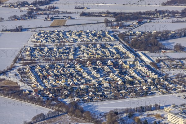 Aerial view, residential area settlement Ardeyweg, snow, winter, snow on roofs, Soest, Soester Börde, North Rhine-Westphalia, Germany, Soester, Börde, DE, Europe, birds-eyes, view, aerial photograph, aerial photography, aerial photography, overview, overview, bird's eye view, winter weather, winter onset, cold, living, flat, houses, residential buildings, housing estate, settlement