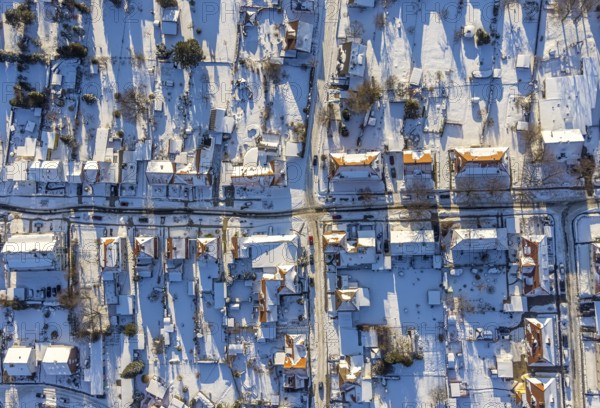 Aerial view, residential area Müllingser Weg - Blumenstraße, snow, winter, Soest, Soester Börde, North Rhine-Westphalia, Germany, Soester, Börde, DE, Europe, birds-eyes, view, aerial view, aerial photography, aerial photography, overview, overview, bird's eye view, winter weather, winter onset, cold, living, flat, houses, residential buildings, housing estate, settlement
