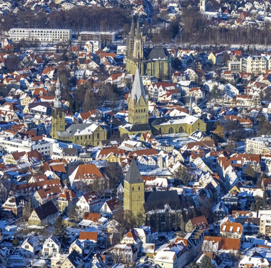 Aerial view, old town centre Soest, half-timbered houses, church St.. Petri (Alde Kerke), Church St. Patrokli Cathedral, Church St. Maria zur Wiese, Church St. Pauli, winter, snow, Soest, Soester Börde, North Rhine-Westphalia, Germany, Soester, Börde, DE, Europe, birds-eyes, view, aerial view, aerial photography, aerial photography, overview, overview, bird's eye view, winter weather, winter onset, cold, town centre, church, religion, faith, worship, mass