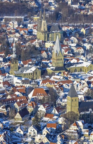 Aerial view, old town centre Soest, half-timbered houses, church St.. Petri (Alde Kerke), Church St. Patrokli Cathedral, Church St. Maria zur Wiese, Church St. Pauli, winter, snow, Soest, Soester Börde, North Rhine-Westphalia, Germany, Soester, Börde, DE, Europe, birds-eyes, view, aerial view, aerial photography, aerial photography, overview, overview, bird's eye view, winter weather, winter onset, cold, town centre, church, religion, faith, worship, mass