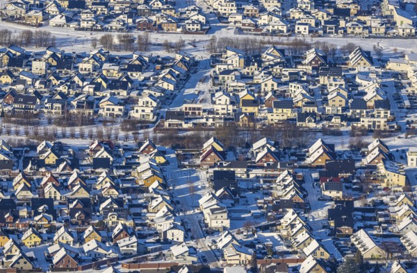 Aerial view, residential area settlement Ardeyweg, snow, winter, snow on roofs, Soest, Soester Börde, North Rhine-Westphalia, Germany, Soester, Börde, DE, Europe, birds-eyes, view, aerial photograph, aerial photography, aerial photography, overview, overview, bird's eye view, winter weather, winter onset, cold, living, flat, houses, residential buildings, housing estate, settlement