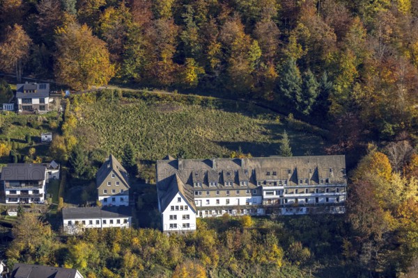 Aerial view, dilapidated old people's home St. Raphäl in Schützenstraße corner Unterm Hömberg in the district Fredeburg in Schmallenberg, Sauerland, North Rhine-Westphalia, Germany, DE, Europe, aerial view, aerial photography, aerial photography, Schmallenberg, overview, bird's-eye view, birds-eyes view, overview, disused, dilapidated, destroyed building