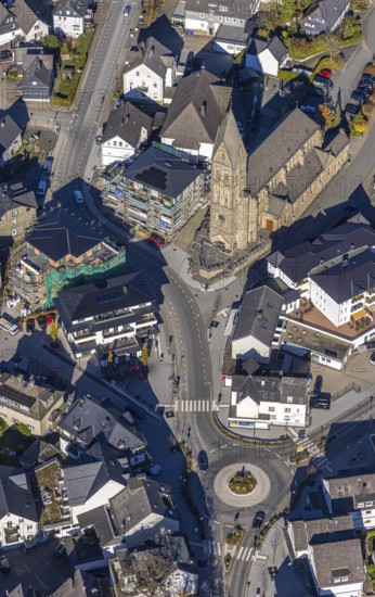 Aerial view, town centre with parish church St. Nikolaus in Olsberg, Sauerland, North Rhine-Westphalia, Germany, place of worship, city, DE, Europe, religious community, place of worship, holy place, church, parish, denomination, aerial view, aerial photography, aerial photography, Olsberg, town centre, religion, religious site, overview, bird's-eye view, birds-eyes view, overview