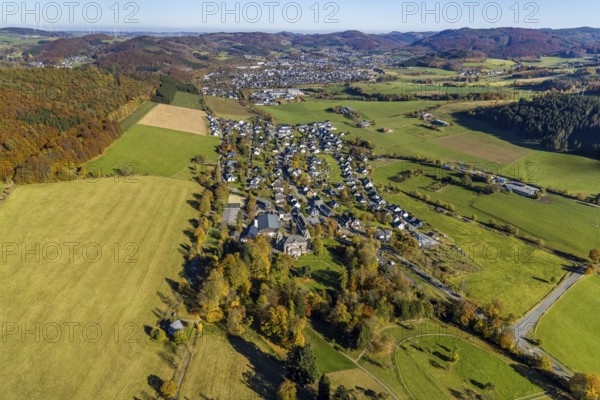 Aerial view, local view and Hotel Schloss Gevelinghausen in the district Gevelinghausen in Olsberg, Sauerland, North Rhine-Westphalia, Germany, DE, Europe, gastronomy, manor house, manor building, hotel, hotel facilities, hotel business, aerial view, aerial photography, aerial photography, Olsberg, castle, overview, bird's-eye view, overview