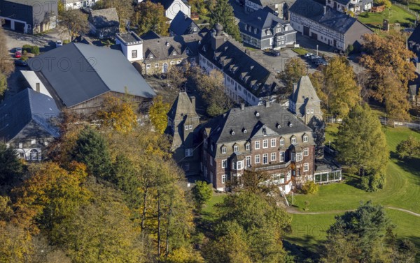 Aerial view, Hotel Schloss Gevelinghausen in the district of Gevelinghausen in Olsberg, Sauerland, North Rhine-Westphalia, Germany, DE, Europe, gastronomy, manor house, manor building, hotel, hotel facilities, hotel business, aerial view, aerial photography, aerial photography, Olsberg, castle, overview, bird's-eye view, overview