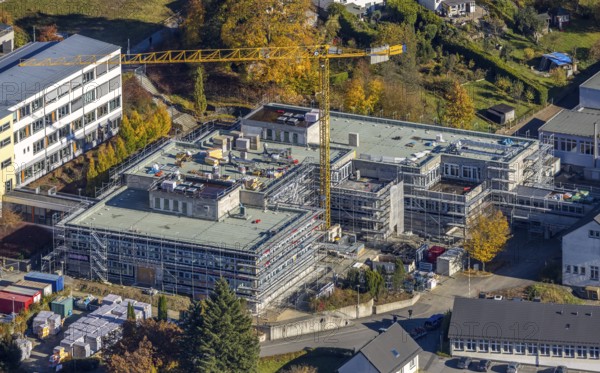 Luftbild, Bauarbeiten am Berufskolleg Olsberg des HSK in Olsberg, Sauerland, Nordrhein-Westfalen, Deutschland, Bauarbeiten, Baumaßnahme, Bauprojekt, Baustelle, Berufskolleg, Berufsschule, Bildung, Bildungseinrichtung, DE, Europa, Lehrinstitut, Luftaufnahme, Luftbildfotografie, Luftfotografie, Olsberg, Schule, Übersicht, Vogelperspektive, birds-eyes view, overview