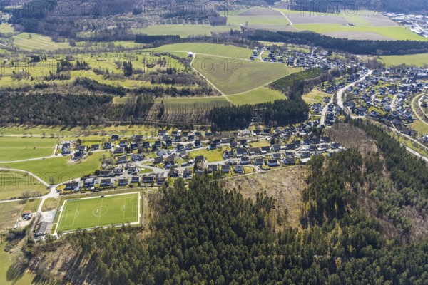 Aerial view, sports field and village view Gleidorf, Schmallenberg, Sauerland, North Rhine-Westphalia, Germany, DE, Europe, football pitch, property tax, real estate, aerial view, aerial photography, aerial photography, sports, sports facilities, sports field, sports facility, overview, bird's-eye view, residential area, living and living, residential area, residential buildings, residential quality, residential neighbourhood, housing estate, birds-eyes view, overview