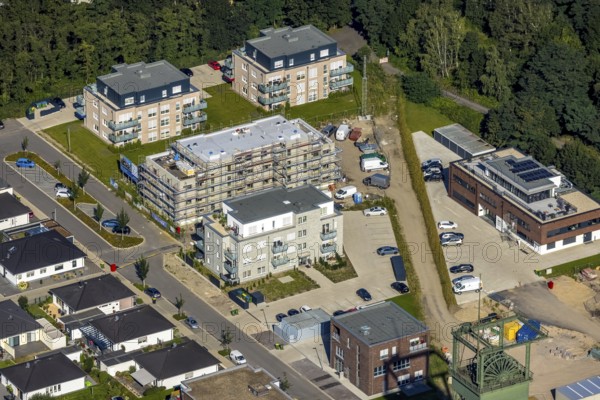 Aerial view, construction site and new construction residential buildings Auf dem Schacht am OLGA Park in the district of Osterfeld in Oberhausen, Ruhr area, North Rhine-Westphalia, Germany, construction work, construction, construction area, building site, building plots, construction project, construction site, DE, Europe, property tax, real estate, aerial photography, aerial photography, new construction, Oberhausen, overview, bird's-eye view, housing estate, housing and living, residential area, residential buildings, quality of living, residential neighbourhood, housing estate, birds-eyes view, former Osterfeld colliery shaft 3, overview