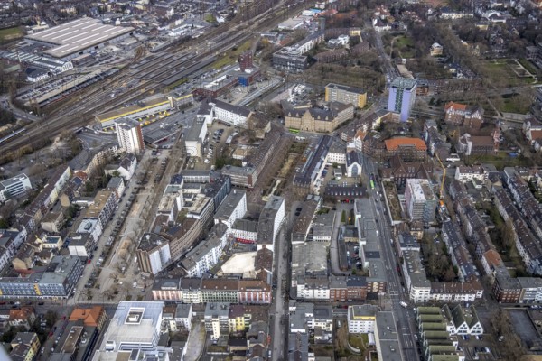 Aerial photo, Bert-Brecht-Haus, Paul-Reusch-Straße, Friedensplatz, police station, house facade renovation, central station, city centre, Oberhausen, Ruhr area, North Rhine-Westphalia, Germany, eye of the law, railway tracks, railway station, construction work, construction area, construction project, construction site, DE, Deutsche Bahn AG, adult education centre, Europe, main station, aerial view, aerial photography, aerial photography, law enforcement officer, police, police station, police station, renovation, refurbishment, sculpture water bird, state power, state power, overview, bird's eye view, birds-eyes view, overview