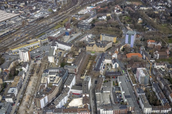 Aerial photo, Bert-Brecht-Haus, Paul-Reusch-Straße, Friedensplatz, police station, house facade renovation, central station, city centre, Oberhausen, Ruhr area, North Rhine-Westphalia, Germany, eye of the law, railway tracks, railway station, construction work, construction area, construction project, construction site, DE, Deutsche Bahn AG, adult education centre, Europe, main station, aerial view, aerial photography, aerial photography, law enforcement officer, police, police station, police station, renovation, refurbishment, sculpture water bird, state power, state power, overview, bird's eye view, birds-eyes view, overview