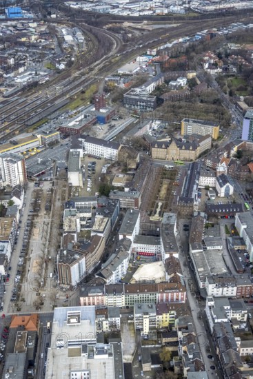 Aerial view, Bert-Brecht-Haus, Paul-Reusch-Straße, Friedensplatz, police station, house facade renovation, main station, city centre, Oberhausen, Ruhr area, North Rhine-Westphalia, Germany, eye of the law, railway tracks, railway station, construction work, construction measure, construction site, DE, Deutsche Bahn AG, Europe, central station, aerial view, aerial photography, aerial photography, law enforcement officer, police, police station, police station, renovation, refurbishment, sculpture water bird, state power, state power, overview, bird's-eye view, birds-eyes view, overview