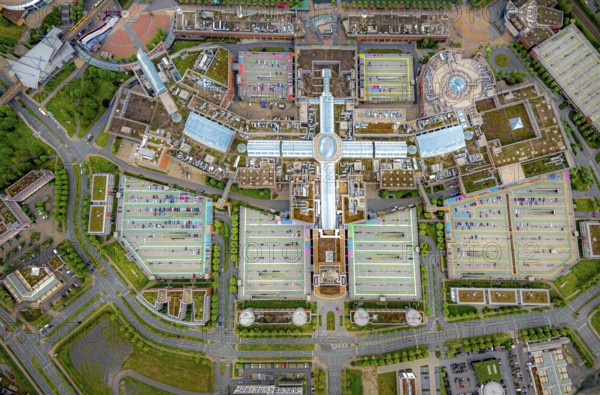 Aerial view, Centro Oberhausen, vertical shot, corona-related empty parking spaces, gasometer, Borbeck, Oberhausen, Ruhr area, North Rhine-Westphalia, Germany, DE, shopping centre, shopping mall, Europe, shapes and colours, leisure activities, leisure centre, aerial view, aerial photography, aerial photography, Neue Mitte, shopping centre, overview, bird's-eye view, overview