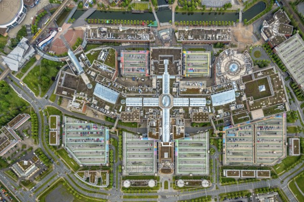 Aerial view, Centro Oberhausen, vertical shot, corona-related empty parking spaces, gasometer, Borbeck, Oberhausen, Ruhr area, North Rhine-Westphalia, Germany, DE, shopping centre, shopping mall, Europe, shapes and colours, leisure activities, leisure centre, aerial view, aerial photography, aerial photography, Neue Mitte, shopping centre, overview, bird's-eye view, overview