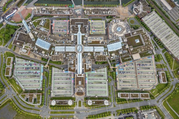 Aerial view, Centro Oberhausen, vertical shot, corona-related empty parking spaces, gasometer, Borbeck, Oberhausen, Ruhr area, North Rhine-Westphalia, Germany, DE, shopping centre, shopping mall, Europe, shapes and colours, leisure activities, leisure centre, aerial view, aerial photography, aerial photography, Neue Mitte, shopping centre, overview, bird's-eye view, overview