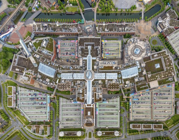 Aerial view, Centro Oberhausen, vertical shot, corona-related empty parking spaces, gasometer, Borbeck, Oberhausen, Ruhr area, North Rhine-Westphalia, Germany, DE, shopping centre, shopping mall, Europe, shapes and colours, leisure activities, leisure centre, aerial view, aerial photography, aerial photography, Neue Mitte, shopping centre, overview, bird's-eye view, overview