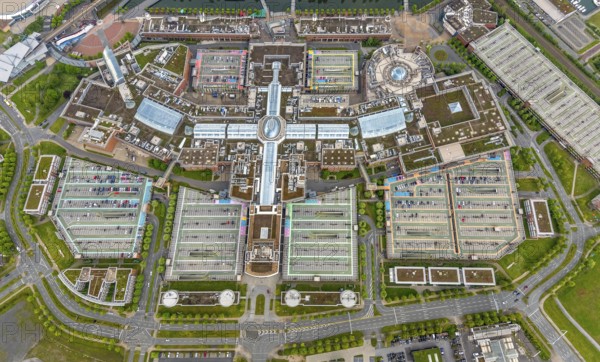 Aerial view, Centro Oberhausen, vertical shot, corona-related empty parking spaces, gasometer, Borbeck, Oberhausen, Ruhr area, North Rhine-Westphalia, Germany, DE, shopping centre, shopping mall, Europe, shapes and colours, leisure activities, leisure centre, aerial view, aerial photography, aerial photography, Neue Mitte, shopping centre, overview, bird's-eye view, overview