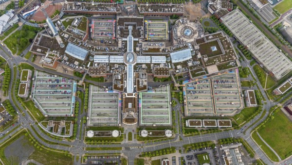 Aerial view, Centro Oberhausen, vertical shot, corona-related empty parking spaces, gasometer, Borbeck, Oberhausen, Ruhr area, North Rhine-Westphalia, Germany, DE, shopping centre, shopping mall, Europe, shapes and colours, leisure activities, leisure centre, aerial view, aerial photography, aerial photography, Neue Mitte, shopping centre, overview, bird's-eye view, overview