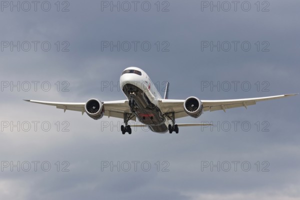 Passenger plane on landing approach, Montreal, Province of Quebec, Canada