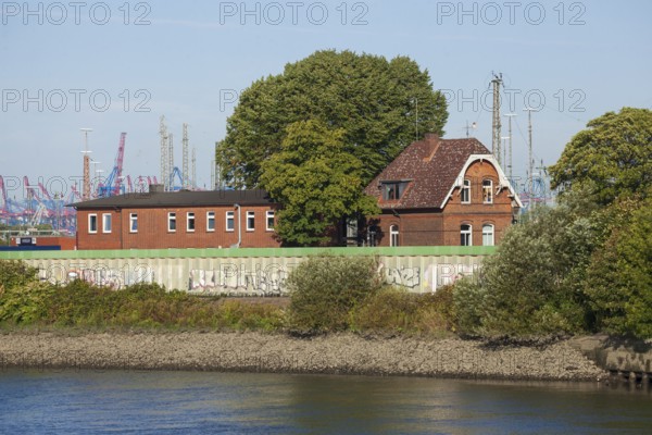 Old brick house at Spreehafen harbour, Veddel, Hamburg, Germany
