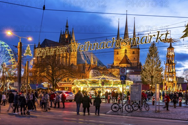 Christmas market in front of Erfurt Cathedral and the Severi Church on Cathedral Square in the historic city centre of Erfurt at dusk, Thuringia, Germany