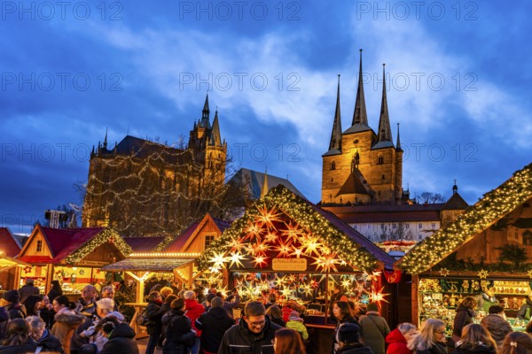 Christmas market in front of Erfurt Cathedral and the Severi Church on Cathedral Square in the historic city centre of Erfurt at dusk, Thuringia, Germany