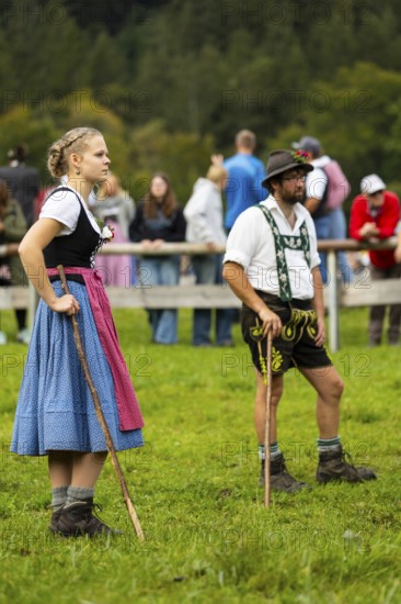 Cattle drive, herdsman, herdswoman, lederhosen, dirndl, traditional traditional costume, Oberstdorf, Oberallgäu, Allgäu Alps, Bavaria, Germany