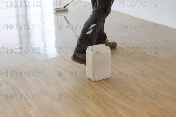 Professional sealing of a new parquet floor with lacquer