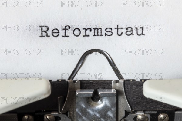The word REFORMSTAU, written on a typewriter