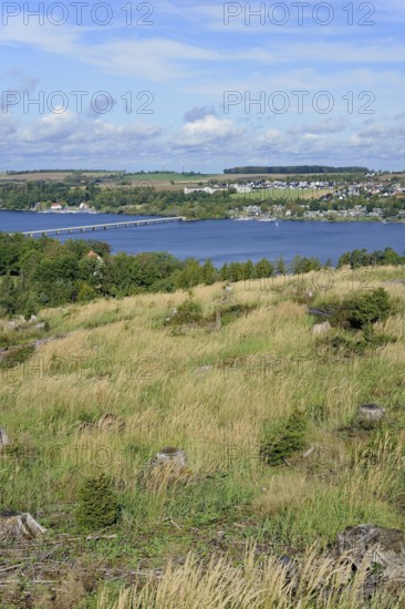 View over the Möhnesee, Körbecke village with the lake park and the lakeside promenade, blue cloudy sky, Möhnetalsperre, North Rhine-Westphalia, Germany