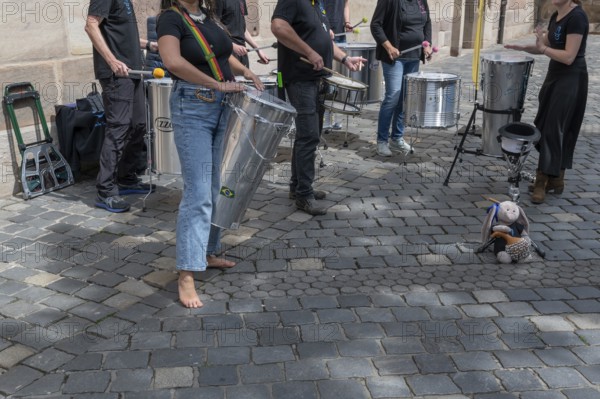 Music group in front of the Lorenzkirche, Nuremberg, Middle Franconia, Bavaria, Germany