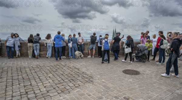 Tourists on the castle grounds of the Imperial Castle, Nuremberg, Middle Franconia, Bavaria, Germany