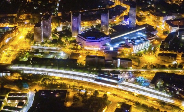 Aerial photo, Mülheim an der Ruhr main station, Technical Town Hall and Forum City Mülheim shopping centre Hans-Böckler-Platz, Altstadt II, Mülheim an der Ruhr, Ruhr area, North Rhine-Westphalia, Germany, railway station, authority, DE, Deutsche Bahn AG, twilight photography, shopping centre, shopping square, shopping centre, Europe, central station, main station, skyscrapers, light pollution, aerial view, aerial photography, aerial photography, night, night shot, night flight, fast cycle route, town hall, shopping, shopping centre, overview, bird's-eye view, illuminated streets, birds-eyes view, nightflight, overview