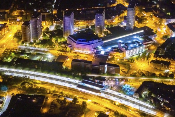 Aerial photo, Mülheim an der Ruhr main station, Technical Town Hall and Forum City Mülheim shopping centre Hans-Böckler-Platz, Altstadt II, Mülheim an der Ruhr, Ruhr area, North Rhine-Westphalia, Germany, railway station, authority, DE, Deutsche Bahn AG, twilight photography, shopping centre, shopping square, shopping centre, Europe, central station, main station, skyscrapers, light pollution, aerial view, aerial photography, aerial photography, night, night shot, night flight, fast cycle route, town hall, shopping, shopping centre, overview, bird's-eye view, illuminated streets, birds-eyes view, nightflight, overview