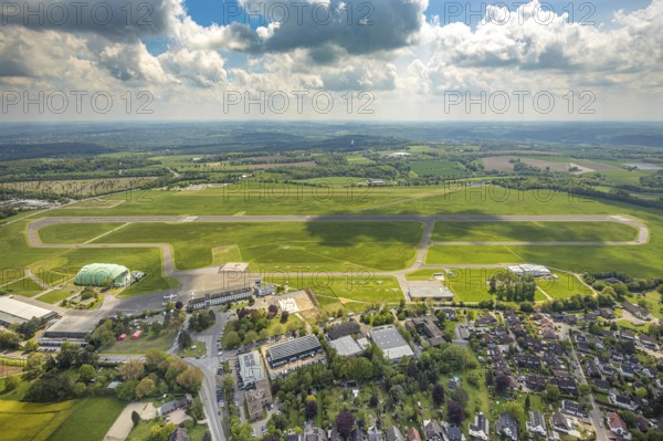 Aerial photo, Airport Essen/Mülheim, Holthausen - Southeast, Mülheim an der Ruhr, Ruhr area, North Rhine-Westphalia, Germany, DE, Europe, flight emission, airport, aircraft noise, airfield, runway, aerial photograph, aerial photography, aerial photography, runway, overview, commercial airport, bird's eye view, birds-eyes view, overview