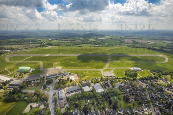 Aerial photo, Airport Essen/Mülheim, Holthausen - Southeast, Mülheim an der Ruhr, Ruhr area, North Rhine-Westphalia, Germany, DE, Europe, flight emission, airport, aircraft noise, airfield, runway, aerial photograph, aerial photography, aerial photography, runway, overview, commercial airport, bird's eye view, birds-eyes view, overview