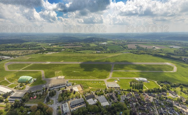 Aerial photo, Airport Essen/Mülheim, Holthausen - Southeast, Mülheim an der Ruhr, Ruhr area, North Rhine-Westphalia, Germany, DE, Europe, flight emission, airport, aircraft noise, airfield, runway, aerial photograph, aerial photography, aerial photography, runway, overview, commercial airport, bird's eye view, birds-eyes view, overview