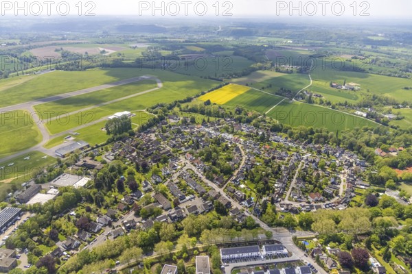 Aerial photo, airport Essen/Mülheim, airport settlement Mülheim, Holthausen - south-east, Mülheim an der Ruhr, Ruhr area, North Rhine-Westphalia, Germany, DE, Europe, flight emission, airport, aircraft noise, airfield, runway, aerial photograph, aerial photography, aerial photography, runway, overview, commercial airfield, bird's-eye view, overview