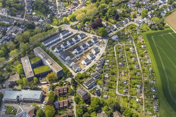 Aerial view, airport housing estate, building site and new building housing estate Theo-Wüllenkemper-Straße, office property Parsevalstraße, allotment garden site Parsevalstraße, Holthausen - Südost, Mülheim an der Ruhr, Ruhr area, North Rhine-Westphalia, Germany, DE, Europe, community garden, property tax, real estate, KGV, allotment garden, allotment garden site, allotment garden association, aerial view, aerial photography, aerial photography, terraced houses, allotment garden, overview, bird's eye view, housing estate, housing and living, residential area, residential buildings, housing quality, residential neighbourhood, housing estate, birds-eyes view, overview