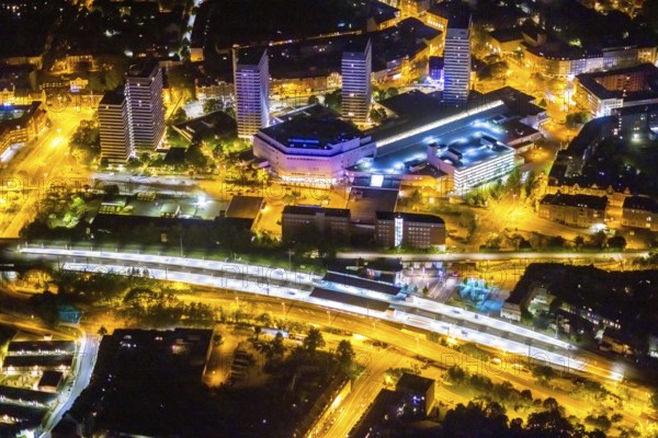 Aerial photo, Mülheim an der Ruhr main station, Technical Town Hall and Forum City Mülheim shopping centre Hans-Böckler-Platz, Altstadt II, Mülheim an der Ruhr, Ruhr area, North Rhine-Westphalia, Germany, railway station, authority, DE, Deutsche Bahn AG, twilight photography, shopping centre, shopping square, shopping centre, Europe, central station, main station, skyscrapers, light pollution, aerial view, aerial photography, aerial photography, night, night shot, night flight, fast cycle route, town hall, shopping, shopping centre, overview, bird's-eye view, illuminated streets, birds-eyes view, nightflight, overview