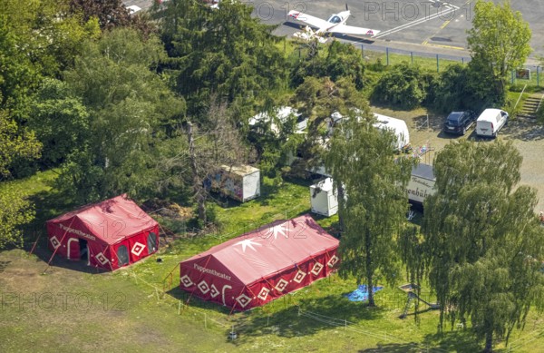 Aerial photo, airport Essen/Mülheim, puppet theatre tents, Holthausen - south-east, Mülheim an der Ruhr, Ruhr area, North Rhine-Westphalia, Germany, DE, Europe, flight emission, airport, aircraft noise, airfield, runway, aerial photograph, aerial photography, aerial photography, runway, overview, commercial airfield, bird's-eye view, overview