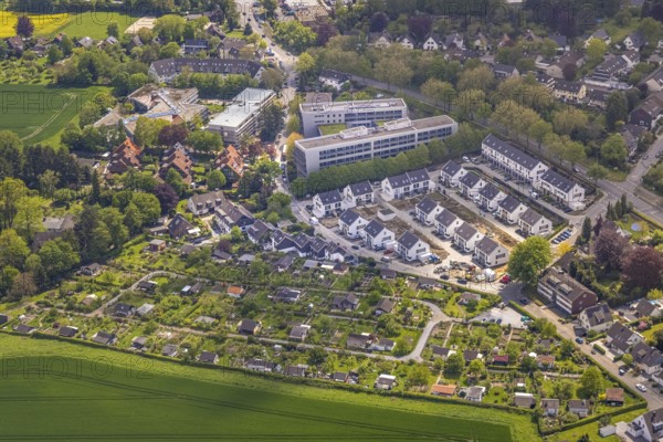 Aerial view, airport housing estate, building site and new building housing estate Theo-Wüllenkemper-Straße, office property Parsevalstraße, allotment garden site Parsevalstraße, Holthausen - Südost, Mülheim an der Ruhr, Ruhr area, North Rhine-Westphalia, Germany, DE, Europe, community garden, property tax, real estate, KGV, allotment garden, allotment garden site, allotment garden association, aerial view, aerial photography, aerial photography, terraced houses, allotment garden, overview, bird's eye view, housing estate, housing and living, residential area, residential buildings, housing quality, residential neighbourhood, housing estate, birds-eyes view, overview