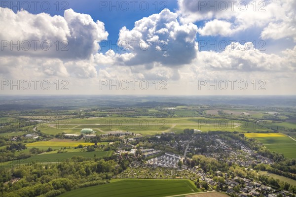 Aerial photo, Airport Essen/Mülheim, Holthausen - Südost, Mülheim an der Ruhr, Ruhr area, North Rhine-Westphalia, Germany, DE, Europe, aerial view, flight emission, airport, aircraft noise, airfield, runway, aerial photograph, aerial photography, aerial photography, runway, overview, commercial airport, bird's eye view, birds-eyes view, overview