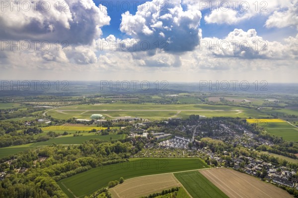 Aerial photo, Airport Essen/Mülheim, Holthausen - Südost, Mülheim an der Ruhr, Ruhr area, North Rhine-Westphalia, Germany, DE, Europe, aerial view, flight emission, airport, aircraft noise, airfield, runway, aerial photograph, aerial photography, aerial photography, runway, overview, commercial airport, bird's eye view, birds-eyes view, overview