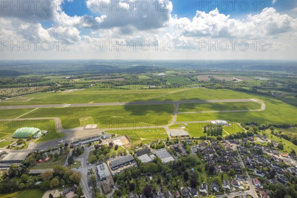 Aerial photo, Airport Essen/Mülheim, Holthausen - Southeast, Mülheim an der Ruhr, Ruhr area, North Rhine-Westphalia, Germany, DE, Europe, flight emission, airport, aircraft noise, airfield, runway, aerial photograph, aerial photography, aerial photography, runway, overview, commercial airport, bird's eye view, birds-eyes view, overview