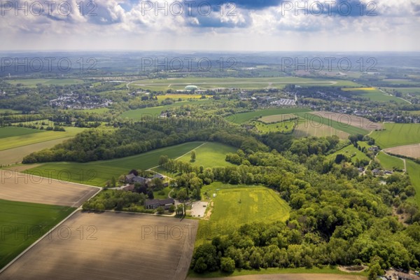Aerial photo, Airport Essen/Mülheim, Holthausen - Südost, Mülheim an der Ruhr, Ruhr area, North Rhine-Westphalia, Germany, DE, Europe, aerial view, flight emission, airport, aircraft noise, airfield, runway, aerial photograph, aerial photography, aerial photography, runway, overview, commercial airport, bird's eye view, birds-eyes view, overview