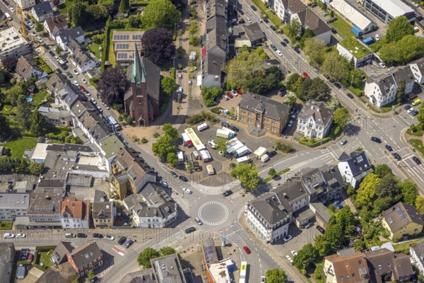 Aerial view, weekly market market Heißener Marktplatz an der Heißen Kirche, Heißen - Mitte, Mülheim an der Ruhr, Ruhr area, North Rhine-Westphalia, Germany, place of worship, DE, Europe, pedestrian zone, religious community, place of worship, holy place, church, parish, denomination, roundabout, roundabout, aerial view, aerial photography, market, marketplace, market stalls, religion, religious site, overview, bird's eye view, weekly market, birds-eyes view, overview