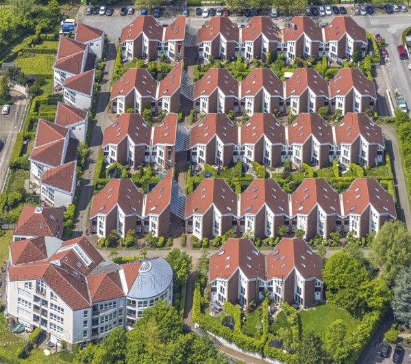 Aerial view, housing estate Westkapeller Ring, Mats Kamp, Saarn, Mülheim an der Ruhr, Ruhr area, North Rhine-Westphalia, Germany, DE, semi-detached houses, Europe, shapes and colours, property tax, real estate, aerial view, aerial photography, aerial photography, new development area, terraced houses, overview, bird's eye view, housing estate, housing and living, residential area, residential houses, quality of living, residential quarter, housing estate, birds-eyes view, overview, red roofs